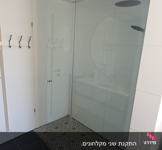 מקלחת זכוכית עם ראש מקלחת עגול עליון